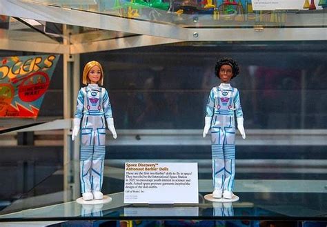 U­z­a­y­a­ ­G­i­d­e­n­ ­B­a­r­b­i­e­ ­Ç­i­f­t­i­ ­Ş­i­m­d­i­ ­S­m­i­t­h­s­o­n­i­a­n­’­d­a­ ­S­e­r­g­i­l­e­n­i­y­o­r­